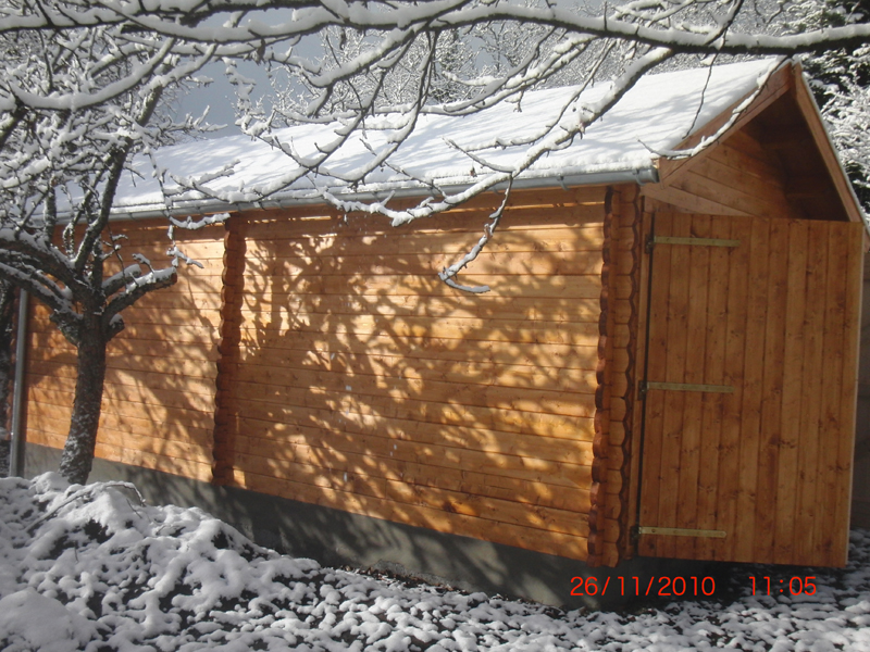 garage bois sous la neige