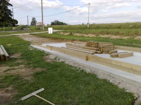 Début de montage des murs sur dalle béton