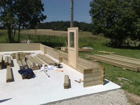 Montage des madriers avec cadre de porte