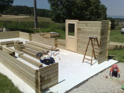 Murs en madriers et porte, chantier en cours