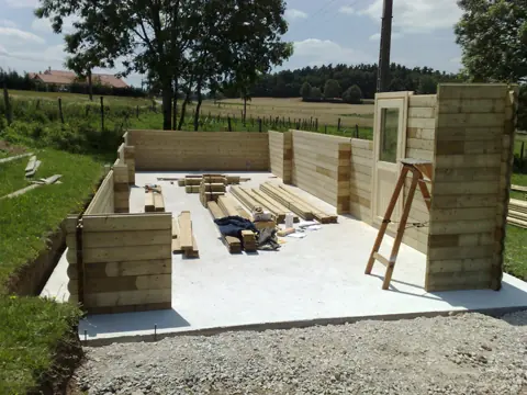 Montage des murs avec cadre de porte dressé