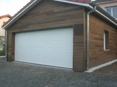 Garage bois double, porte sectionnelle blanche