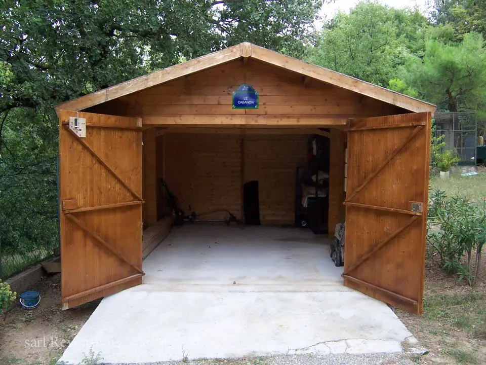 Garage en madriers lasuré, portes grandes ouvertes