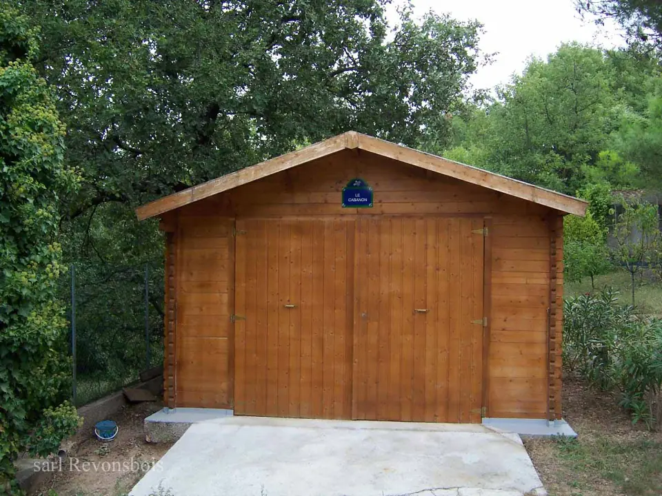Garage en madriers lasuré, portes fermées
