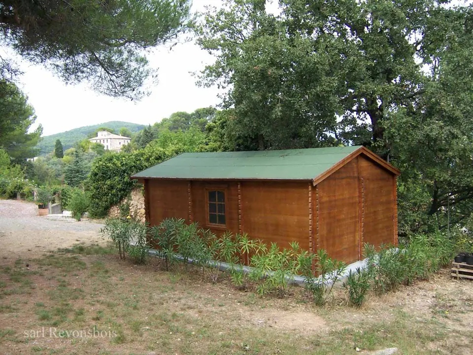 Garage en madriers dans un jardin méditerranéen