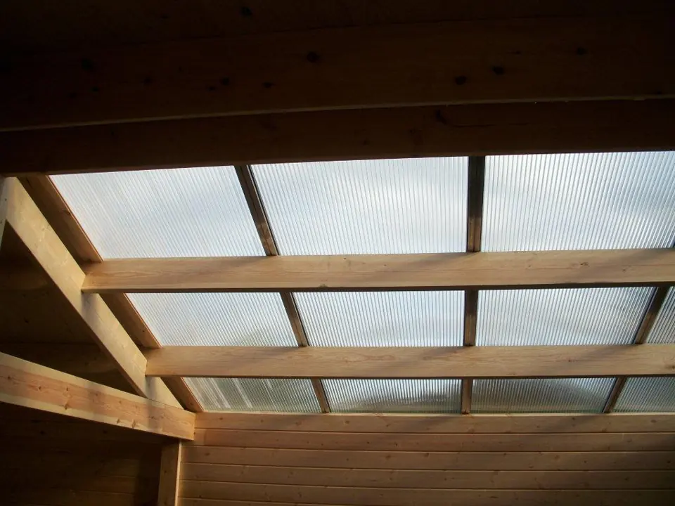 Intérieur éclairé par des plaques translucides