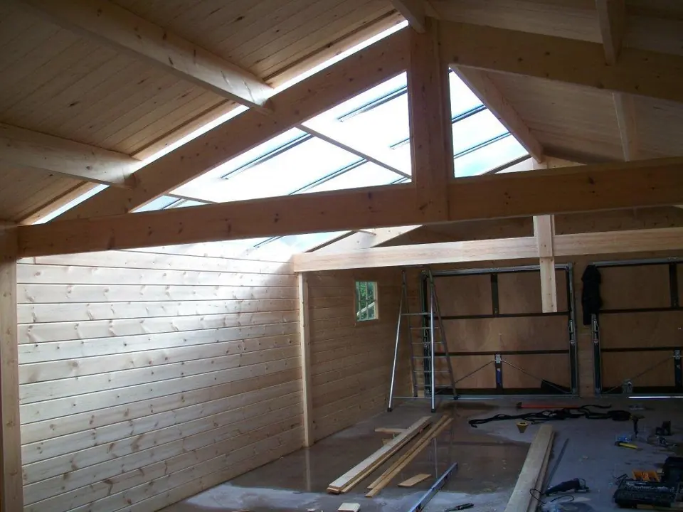 Intérieur de garage sous charpente éclairée