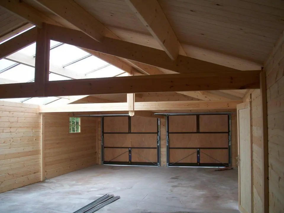 Intérieur de garage double, deux portes sectionnelles