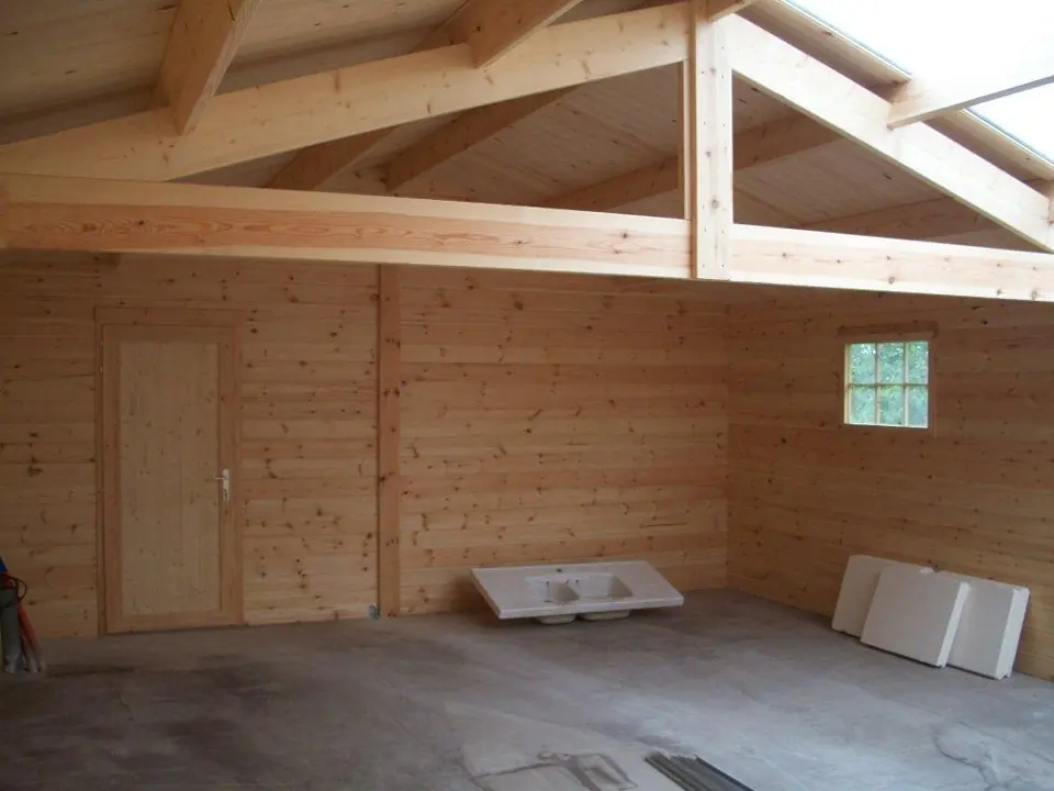 Intérieur de garage en madriers, porte de service