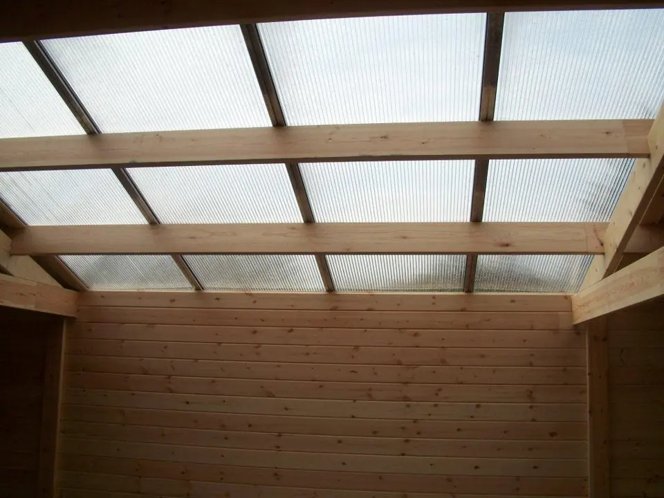 Plafond éclairé par plaques translucides