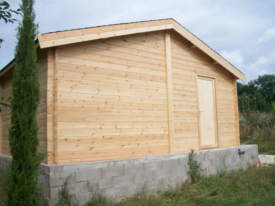 Pignon de garage en madriers, porte de service