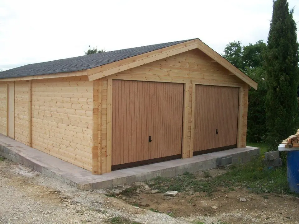 Garage double en madriers, deux portes basculantes