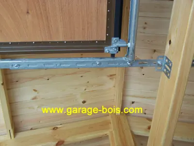 Ferrure galvanisée de porte sur lambris bois