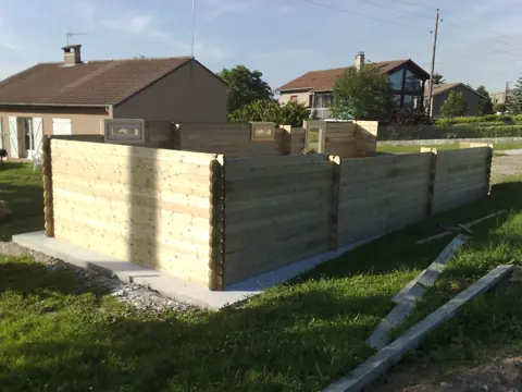 Élévation des madriers sur dalle, maison voisine