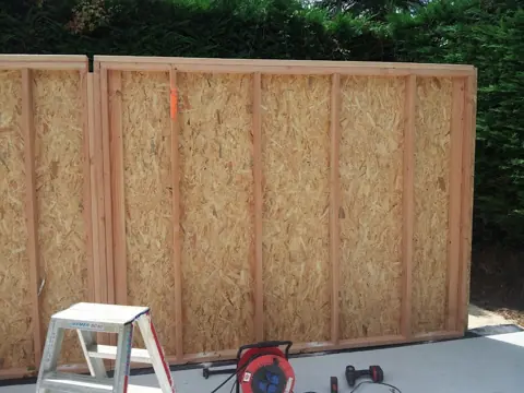 Mur à ossature bois et OSB dressé sur dalle