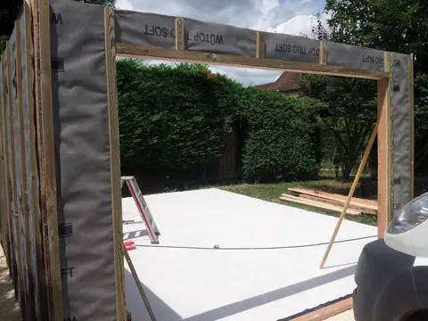 Murs ossature avec linteau d'ouverture de porte