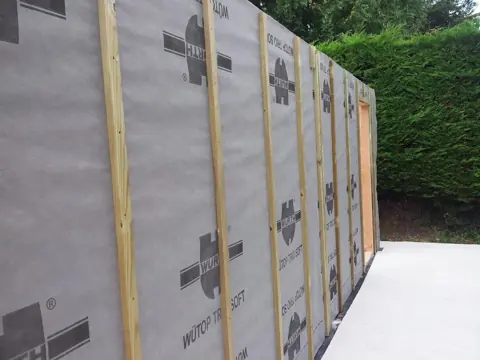 Mur ossature habillé de pare-pluie