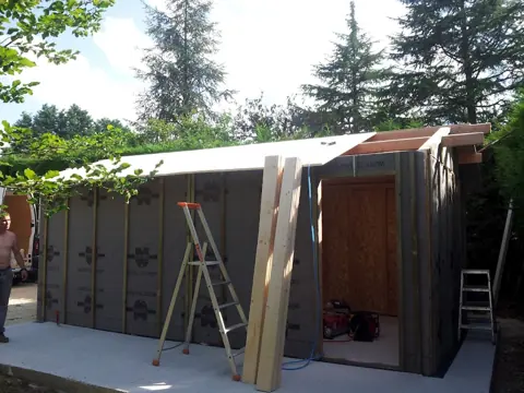 Garage ossature bois en cours, pare-pluie posé