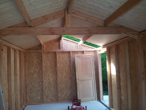 Intérieur de garage ossature, charpente et porte