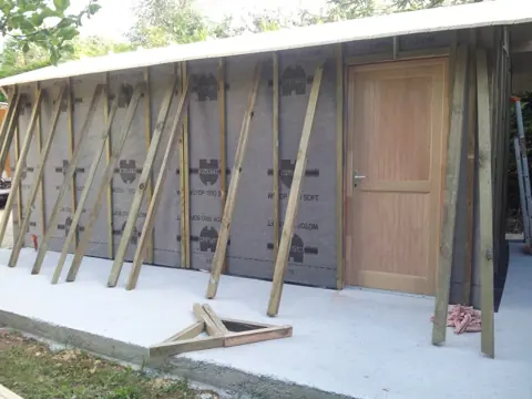 Mur ossature avec pare-pluie et étais
