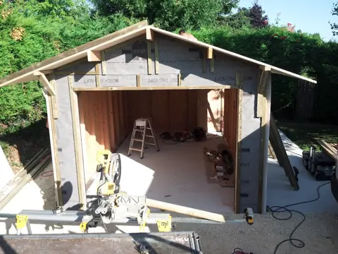 Garage ossature en montage, façade pignon
