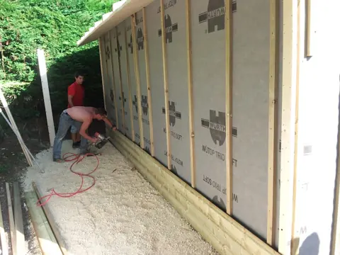 Pose de tasseaux sur mur ossature