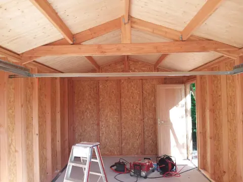 Intérieur ossature, fermes et panneaux OSB
