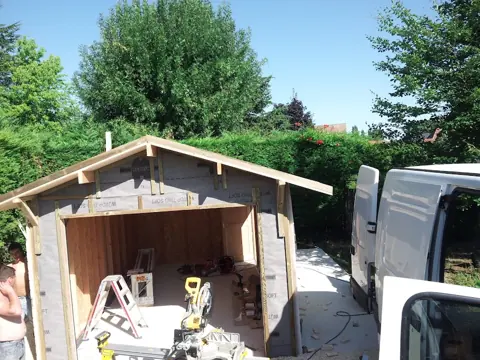 Garage ossature bois en fin de montage, pignon ouvert