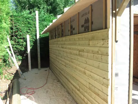 Pose du bardage bois sur mur ossature