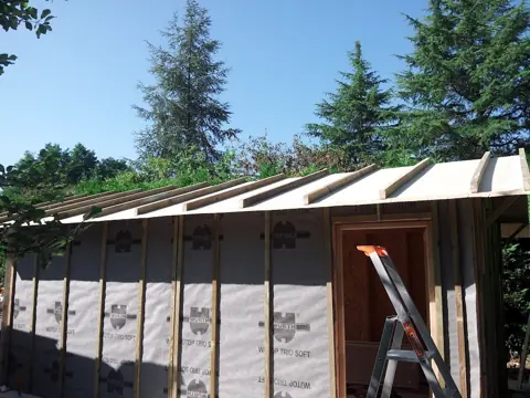 Garage ossature avec voligeage et porte de service