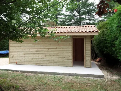 Garage ossature bardé bois, toit tuiles, jardin