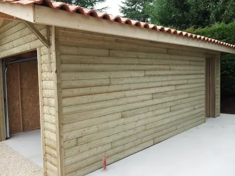 Garage ossature bardé bois, toit tuiles, vue de biais
