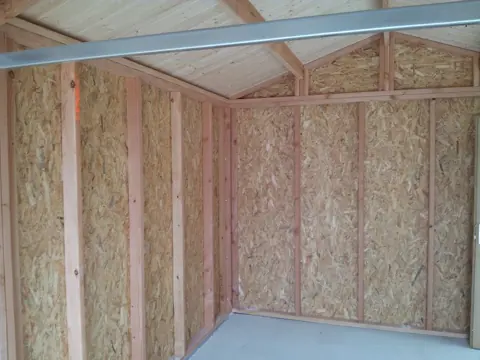 Intérieur de garage ossature en OSB, angle