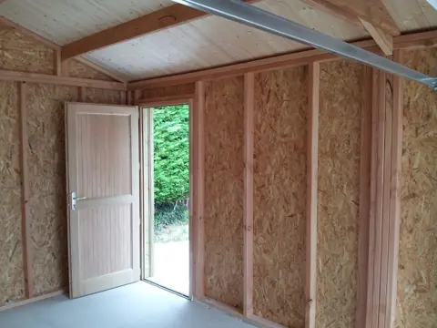 Intérieur ossature OSB, porte de service ouverte
