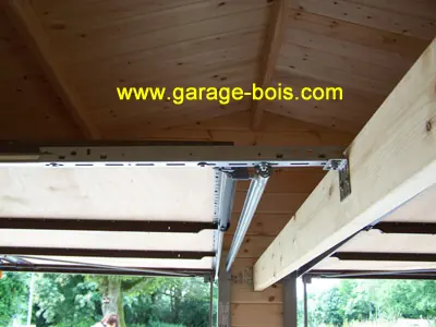 Ferrure de rail de porte sous plafond
