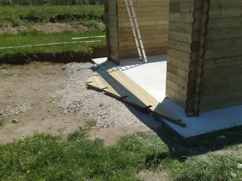 Angle de dalle béton et premier madrier