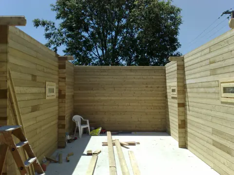 Intérieur du garage en madriers en cours de montage