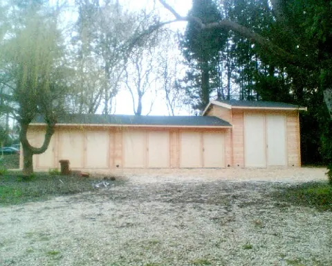 Garages multiples en madriers, toit plat, vue d'ensemble