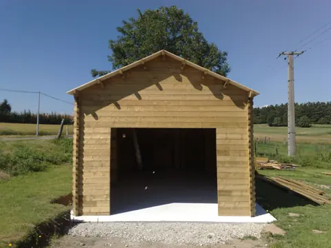 Garage en madriers terminé, porte ouverte