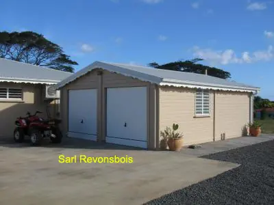 Garage double peint, deux portes sectionnelles