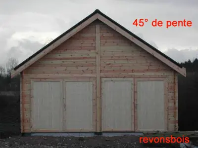 Garage double en madriers, toit à 45° de pente