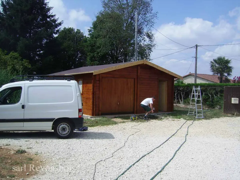 Garage en madriers lasuré, utilitaire devant