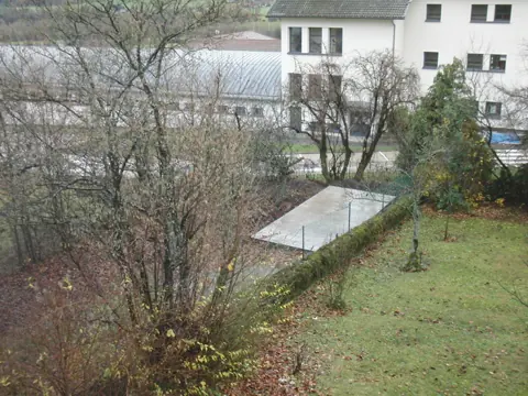 Emplacement préparé dans un jardin avant montage