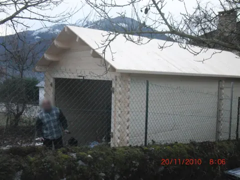 Garage en madriers voligé, pignon et montagne