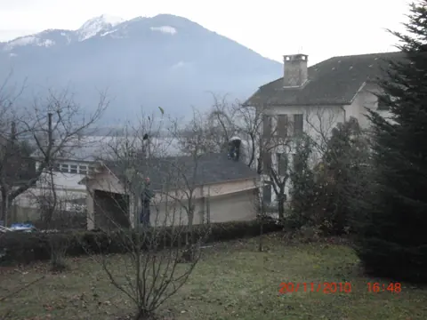 Garage en madriers couvert, paysage de montagne