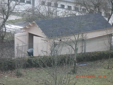 Garage en madriers terminé, vue latérale