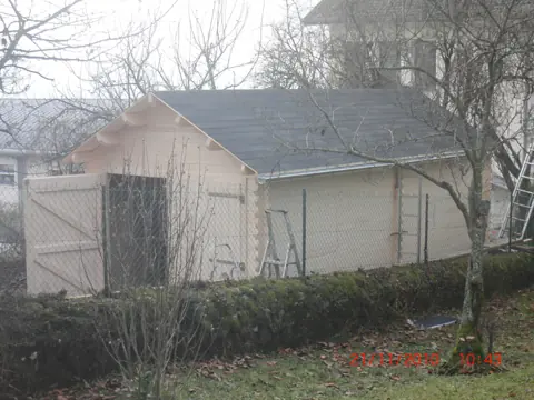 Garage en madriers couvert, vue de côté