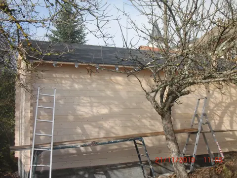 Pignon en madriers et échelles, fin de chantier