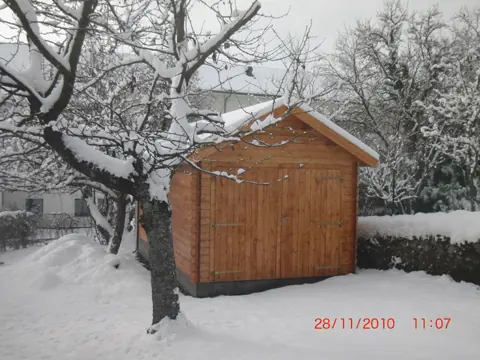 Pignon en madriers lasuré dans la neige