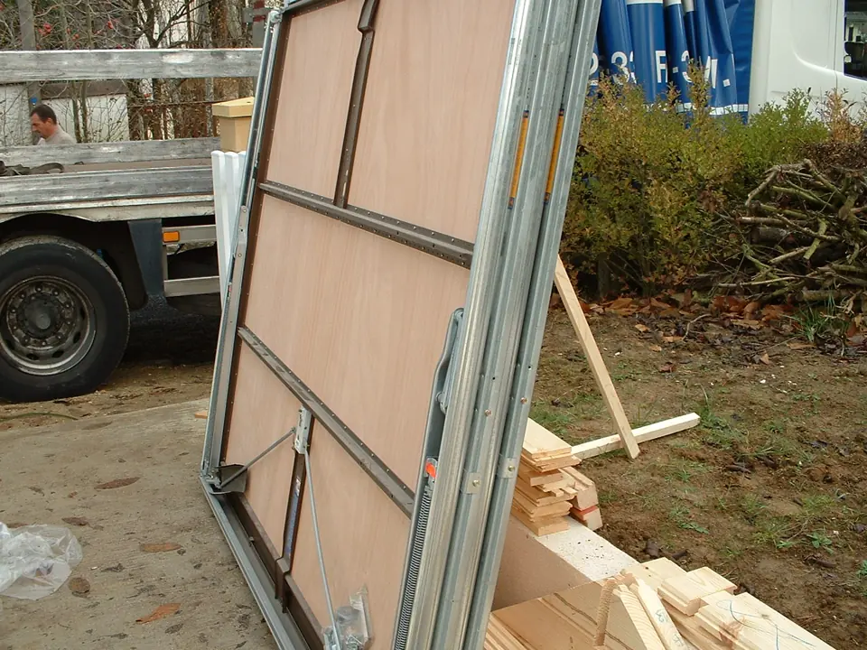 Porte basculante déballée appuyée au camion
